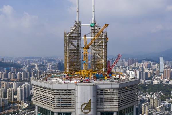▲深圳賽格廣場大廈頂樓桅桿拆除工程。（圖／CFP）