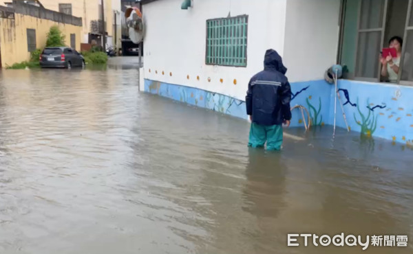 ▲今(6)日雲林縣豪雨已造成口湖鄉低窪地區積、淹水深逾50公分。（圖／記者蔡佩旻翻攝）