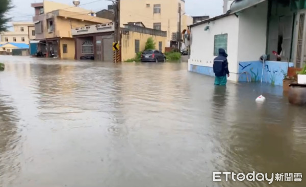 ▲今(6)日雲林縣豪雨已造成口湖鄉低窪地區積、淹水深逾50公分。（圖／記者蔡佩旻翻攝）