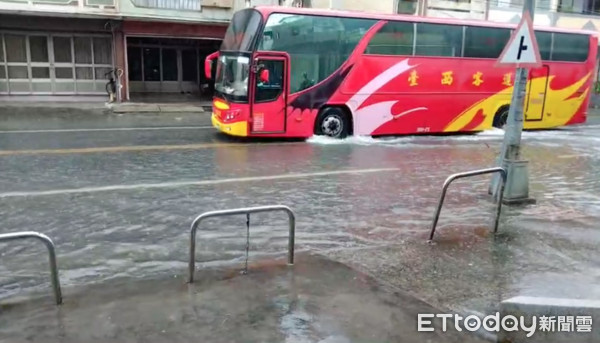 ▲雲林豪雨已造成臺西鄉低窪積水淹水，今天中午12:00起停止上班、停止上課。（圖／記者蔡佩旻翻攝）