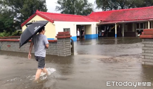 ▲今(6)日雲林縣豪雨造成臺西鄉民宅淹水。（圖／記者蔡佩旻翻攝）