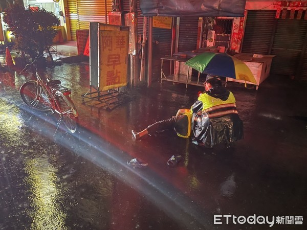 ▲內埔警分局萬巒所警員林正弘協助吳男就醫              。（圖／記者陳崑福翻攝，以下同）