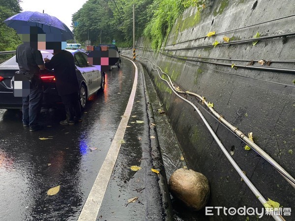 ▲小貨車被落石砸中後，警方前來協助落石排除，避免後方車輛再撞上。（圖／記者黃孟珍翻攝）