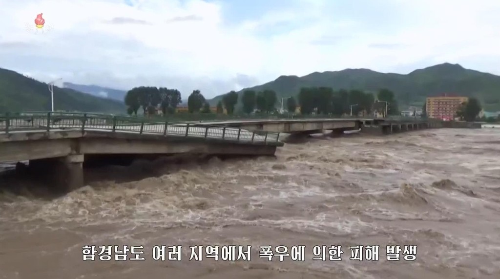 ▲▼北韓咸鏡南道的橋梁與堤防遭暴雨沖垮。（圖／翻攝自朝鮮中央電視台）