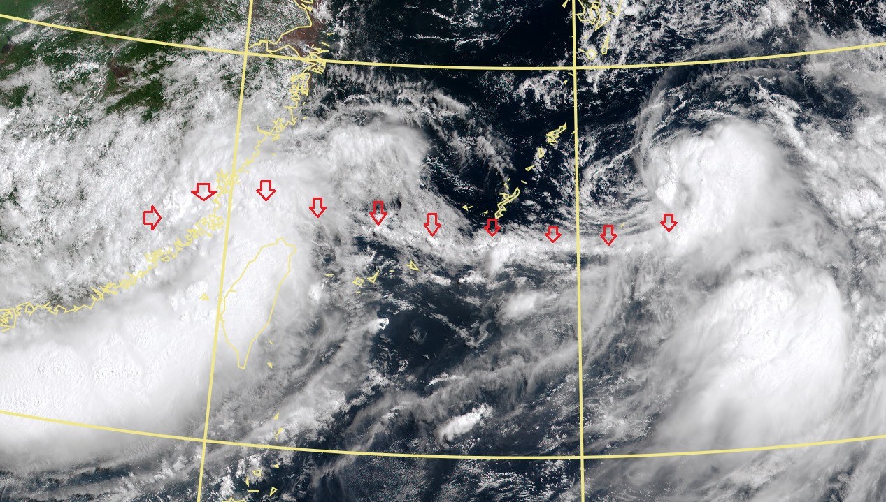 ▲鄭明典PO出一張衛星雲圖，颱風「銀河」雲系延伸出一條雲縣，綿延千里與「盧碧」會合。（擷取自鄭明典臉書  。（圖／翻攝鄭明典臉書）