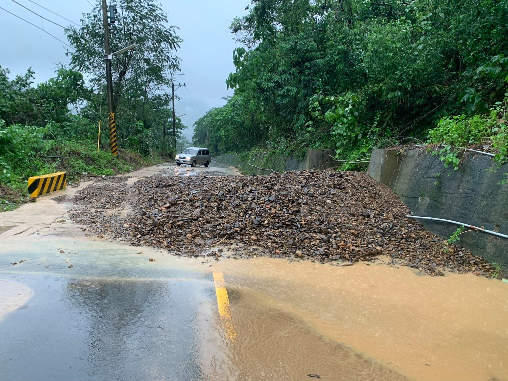 ▲受大雨影響，來義鄉多處道路被土石流沖入，交通受阻             。（圖／取自來義鄉公所臉書）