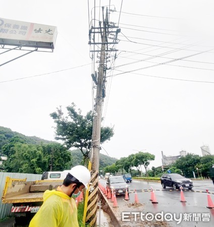 ▲桃園市6日中午樂善變電所饋線故障，導致近7千餘用戶停電，台電人員搶修受損饋線路。（圖／記者沈繼昌翻攝）