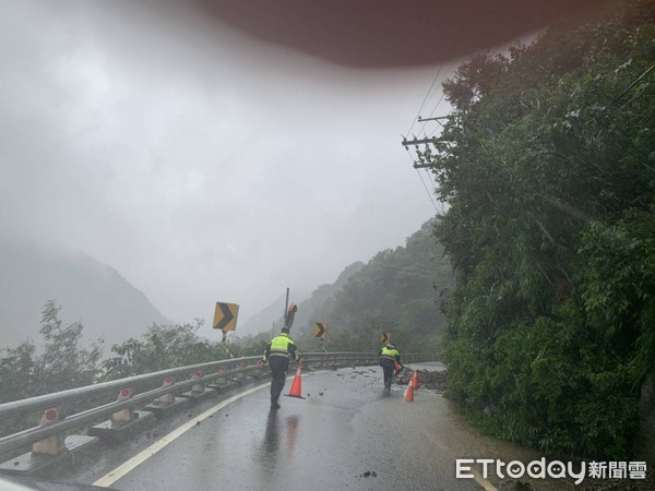 ▲為了顧及民眾通行安全，員警冒險清理路面           。（圖／記者吳奕靖翻攝）