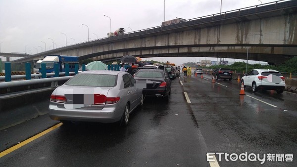 ▲彰化國道一號８車連環撞。（圖／國道第三公路警察大隊提供）