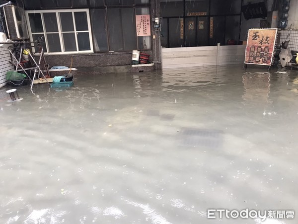 ▲台西鄉低窪區淹水嚴重，門口架設擋水板。（圖／記者蔡佩旻翻攝）