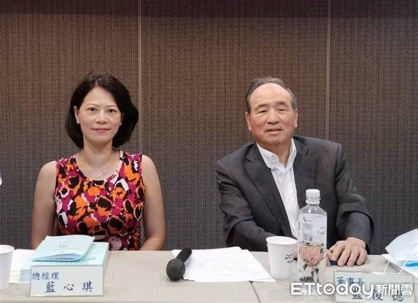 ▲藍心琪(左)去年10月自父親藍俊德(右)手中接下董事長職務。（圖／記者張佩芬攝）