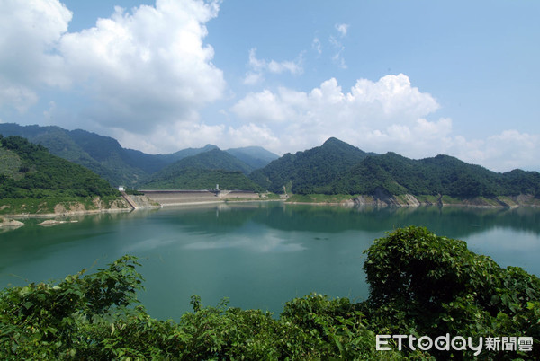 ▲台南市受氣流影響，有短延時強降雨及局部大雨發生，曾文水庫等進行調節性放水。（圖／記者林悅翻攝）