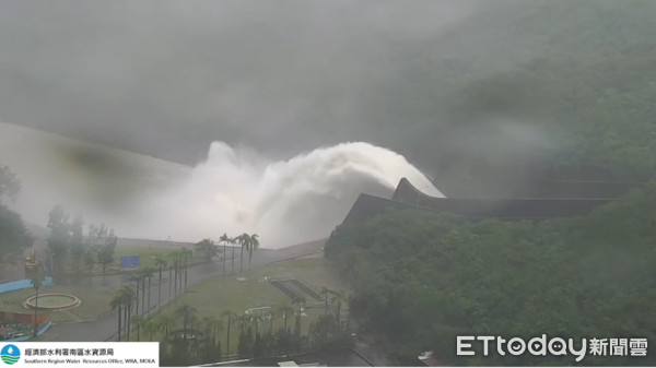 ▲台南市受氣流影響，有短延時強降雨及局部大雨發生，曾文水庫等進行調節性放水。（圖／記者林悅翻攝）