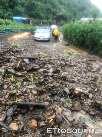 ▲受大雨影響，來義鄉多處道路被土石流沖入，交通受阻             。（圖／取自來義鄉公所臉書）