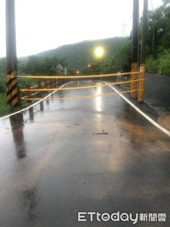 ▲受大雨影響，來義鄉多處道路被土石流沖入，交通受阻             。（圖／取自來義鄉公所臉書）