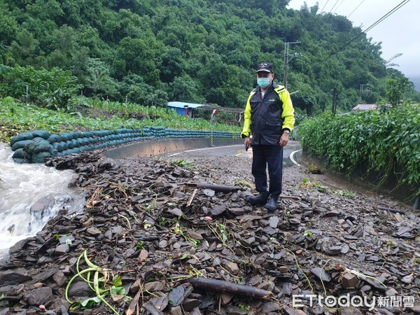 ▲受大雨影響，來義鄉多處道路被土石流沖入，交通受阻             。（圖／取自來義鄉公所臉書）