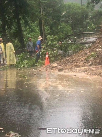 ▲受大雨影響，來義鄉多處道路被土石流沖入，交通受阻             。（圖／取自來義鄉公所臉書）