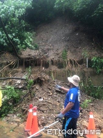 ▲受大雨影響，來義鄉多處道路被土石流沖入，交通受阻             。（圖／取自來義鄉公所臉書）