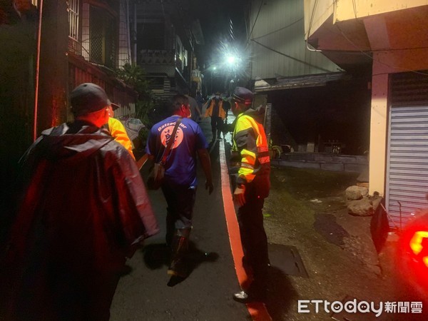 ▲受大雨影響，來義鄉多處道路被土石流沖入，交通受阻             。（圖／取自來義鄉公所臉書）