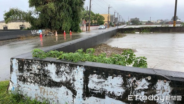 ▲ 雲林持續豪雨肆虐，水林鄉萬興大排水位驟升溢堤，數十公分的擋水牆仍擋不住豪雨水流發生溢堤，由於擋水牆已老舊，水林鄉親擔心有潰堤之虞。（圖／記者蔡佩旻翻攝）