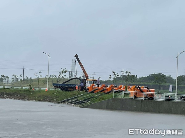 ▲雲林縣受豪雨影響，沿海鄉鎮多處傳出淹水災情，沿海布建225台抽水機。（圖／記者蔡佩旻翻攝）