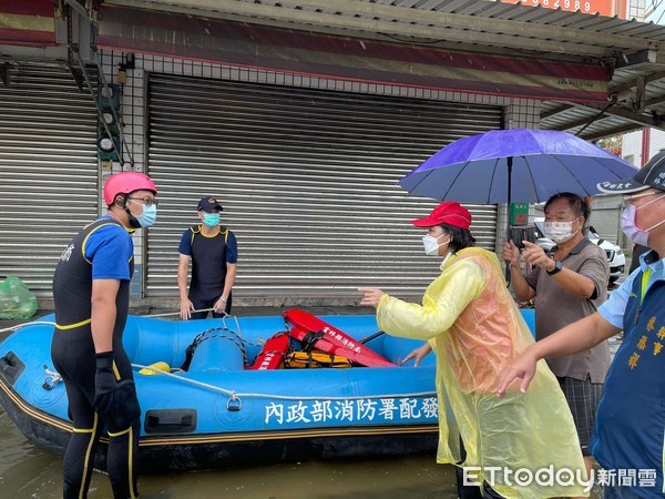 ▲雲林縣受豪雨影響，沿海鄉鎮多處傳出淹水災情，沿海布建225台抽水機。（圖／記者蔡佩旻翻攝）