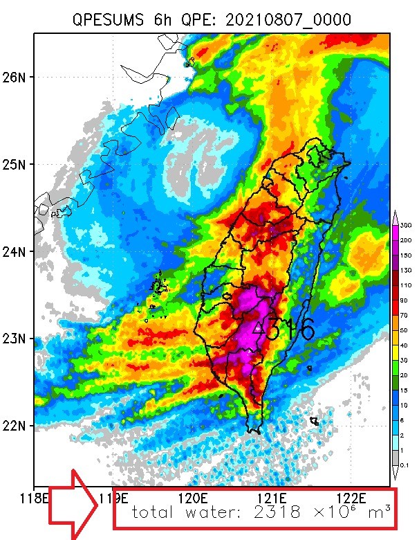 ▲▼鄭明典指出，盧碧靠近台灣，6小時累積，從午夜兩點到清晨8點的累積總降水量是23多億立方米。（圖／取自臉書）