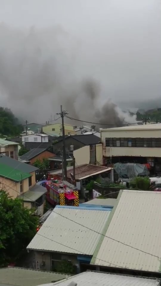 ▲▼柔道男神楊勇緯后里老家隔壁巷道大火，楊父淡定回：沒事啦。（圖／翻攝記者爆料網）