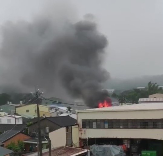 ▲▼柔道男神楊勇緯后里老家隔壁巷道大火，楊父淡定回：沒事啦。（圖／翻攝記者爆料網）