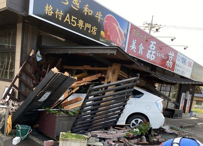 您的外送來囉！警匪追逐「贓車直衝和牛店」　83歲老闆嬤愣：才剛掃完