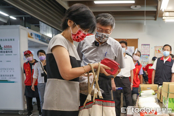 ▲台北市長柯文哲陪同陳佩琪買菜，視察環南市場防疫情形。（圖／記者林敬旻攝）