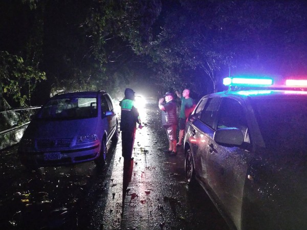 ▲▼谷關山坡不敵豪雨沖刷，上百公斤土石滾落險砸人車。（圖／警方提供）