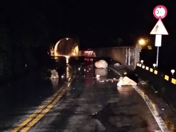 ▲▼谷關山坡不敵豪雨沖刷，上百公斤土石滾落險砸人車。（圖／警方提供）