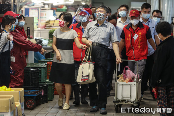 ▲台北市長柯文哲陪同陳佩琪買菜，視察環南市場防疫情形。（圖／記者林敬旻攝）