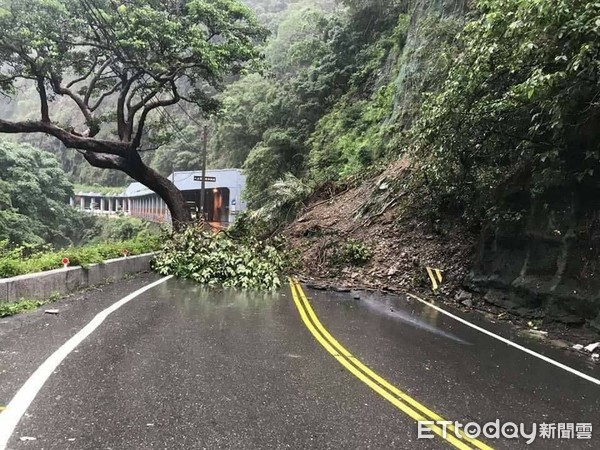 ▲道路坍塌。（圖／翻攝清境農場粉專）