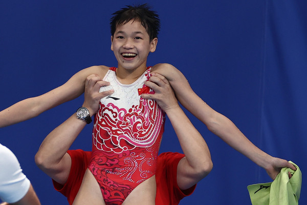 ▲▼中國大陸14歲全紅嬋，8月5日以破世界紀錄的高分，成為東京奧運女子跳水10公尺跳台項目的金牌，賽後教練將她抱起慶祝。（圖／路透社）