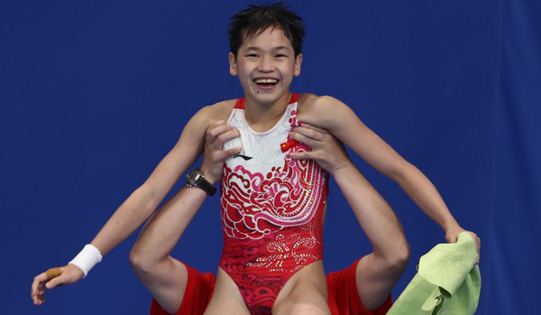 ▲▼中國大陸14歲全紅嬋，8月5日以破世界紀錄的高分，成為東京奧運女子跳水10公尺跳台項目的金牌，賽後教練將她抱起慶祝。（圖／路透社）