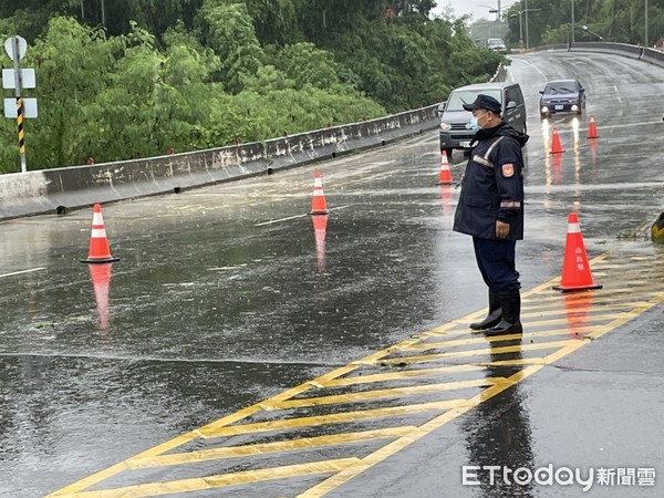 ▲台南左鎮台20線約25公里處，7日上午三度發生邊坡土石及竹林滑落，導致左鎮往新化單向交通再次中斷。（圖／記者林悅翻攝，下同）