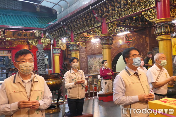 ▲台南安平開台天后宮於今年4月底辦理祈雨大典，迎請「商羊」神鳥來到人間幫忙降雨，如今各水庫均已達到滿水位，算是功德圓滿，7日清晨6時許，恭請「商羊」神鳥返回天庭，市長黃偉哲擔任主祭官。（圖／記者林悅翻攝，下同）