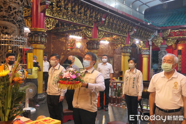 ▲台南安平開台天后宮於今年4月底辦理祈雨大典，迎請「商羊」神鳥來到人間幫忙降雨，如今各水庫均已達到滿水位，算是功德圓滿，7日清晨6時許，恭請「商羊」神鳥返回天庭，市長黃偉哲擔任主祭官。（圖／記者林悅翻攝，下同）