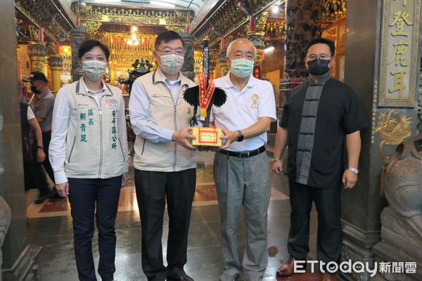 ▲台南安平開台天后宮於今年4月底辦理祈雨大典，迎請「商羊」神鳥來到人間幫忙降雨，如今各水庫均已達到滿水位，算是功德圓滿，7日清晨6時許，恭請「商羊」神鳥返回天庭，市長黃偉哲擔任主祭官。（圖／記者林悅翻攝，下同）