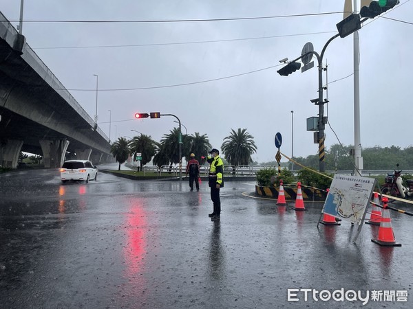 ▲雙園大橋五房段高屏溪水暴漲，2人受困，警、消救援             。（圖／記者陳崑福翻攝，以下同）