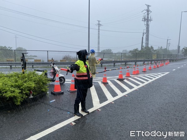 ▲雙園大橋五房段高屏溪水暴漲，2人受困，警、消救援             。（圖／記者陳崑福翻攝，以下同）