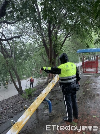 ▲雙園大橋五房段高屏溪水暴漲，2人受困，警、消救援             。（圖／記者陳崑福翻攝，以下同）