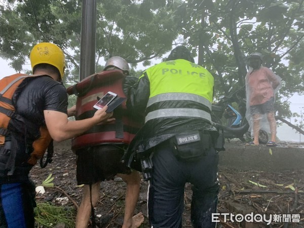 ▲雙園大橋五房段高屏溪水暴漲，2人受困，警、消救援             。（圖／記者陳崑福翻攝，以下同）