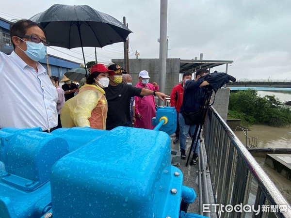 ▲ 雲林縣長張麗善今日率水利處長會同虎尾鎮長前往「虎尾鎮西安放水路西安抽水站應急工程」工地與與監造與施工單位一同現勘工程進度。（圖／記者蔡佩旻翻攝）