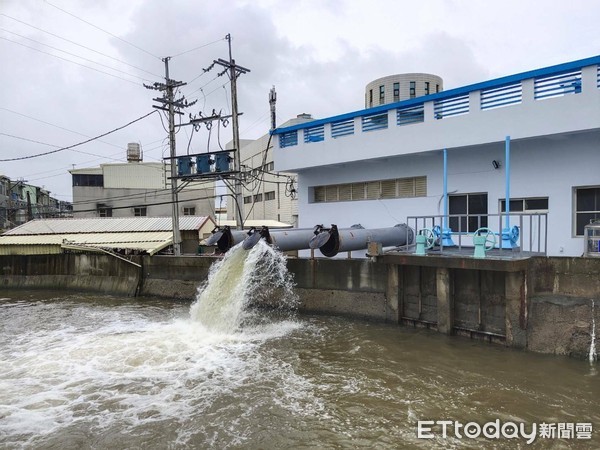 ▲台南市此波降雨熱區主為山區，強降雨期間適逢大潮，白河、東山、楠西、南化區土石流警訊發布中，共5條紅色警戒、21條黃色警戒，玉井、白河等分局協助預防性安全撤離百戶住民以確保安全。（圖／記者林悅翻攝，下同）