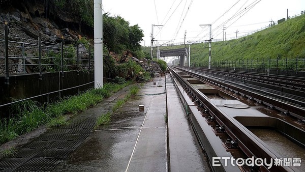 ▲原盧碧颱風挾帶豪雨襲台，高鐵苗栗段發生土石崩落入侵路線事故。（圖／高鐵提供）