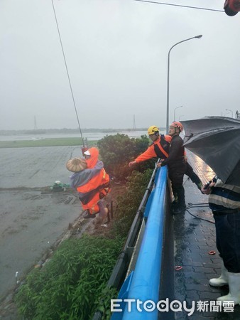 ▲消防隊人員出動吊臂車垂降繩索救人             。（圖／記者陳崑福翻攝，以下同）