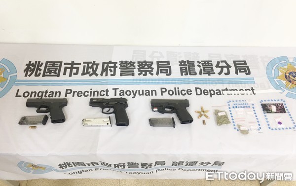 ▲桃園市警局執行「除暴專案」勤務，龍潭警分局查獲劉姓男子持有非法槍械等證物。（圖／記者沈繼昌翻攝）